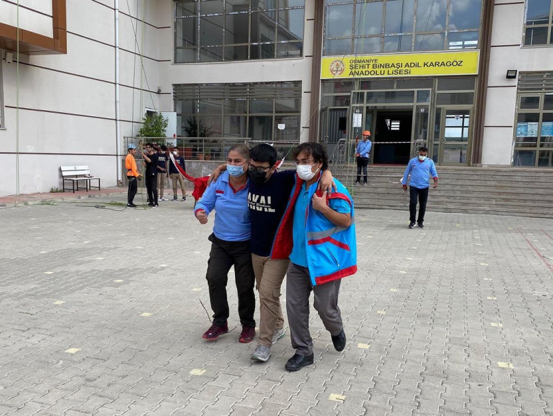 Osmaniye’de lisede, afet ve acil durum tatbikatı